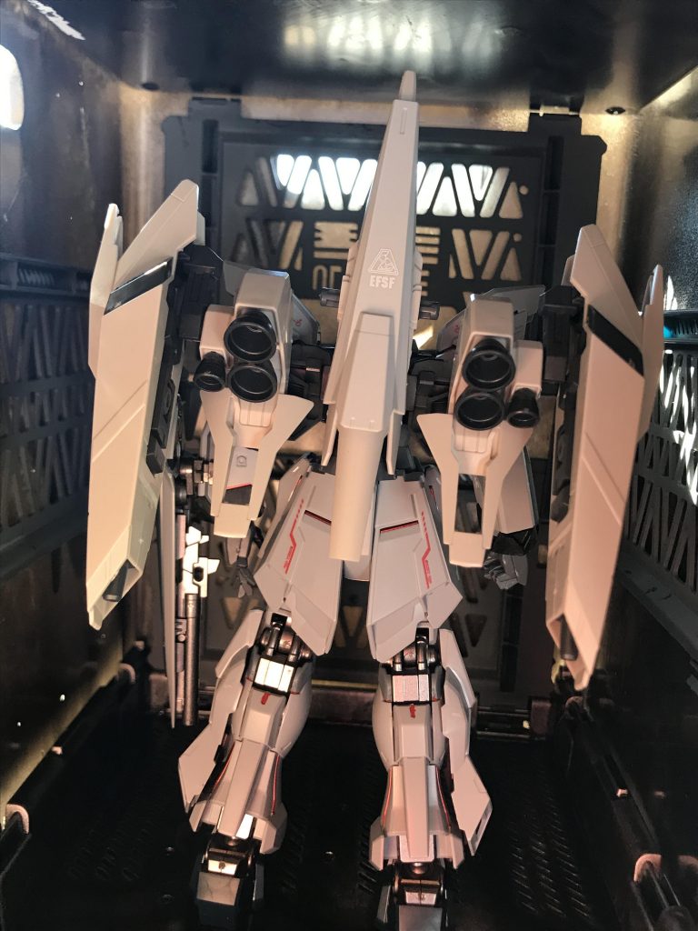 リゼル S型
型式 MSN-06RS
全高 約23m
本体重量 約26トン
装甲材質 ガンダリウム合金
武装 プロト-ビームマグナ厶
60mmバルカン砲×2
ビームサーベル×2
小型ロケットバズーカ
シールド
大型試作ファンネル×2
本機は、RX-0ユニコーンガンダムの試作機であるシナンジュスタインが、RX-0の技術をフィードバックしフルサイコフレームとして再構築された機体である。
ネオ・ジオンへの情報流出などを防ぐため、頭部はリゼルの装甲を流用し、カムフラージュされている。
本機にも、NT-Dが搭載されており、パイロットの意思で起動することが出来る。
その他にも、インテンション-オートマチック-システムなどが搭載されており、ニュータイプ専用の機体として作られている。
バックパックは、リゼルのディフェンダーユニットの推力増加タイプを装備しており、また、サイドには試作型のファンネルが二对装備されている。