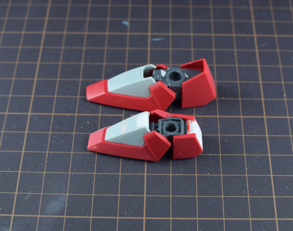 足首がかなり大きいのでHGを芯にしてMGをかぶせるような構成になっています