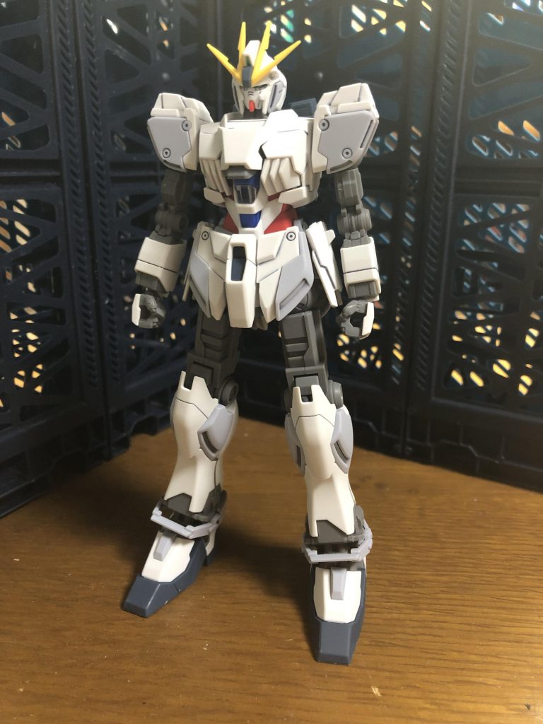 ナラティブガンダム本体
劇中でも言われているのですが、思ったよりひょろひょろです。