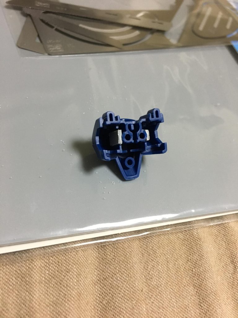 HGウイングゼロはポリキャップが胴体の奥に入り込み腕を引き出しづらくなることがあるので、プラ板でストッパーを製作。