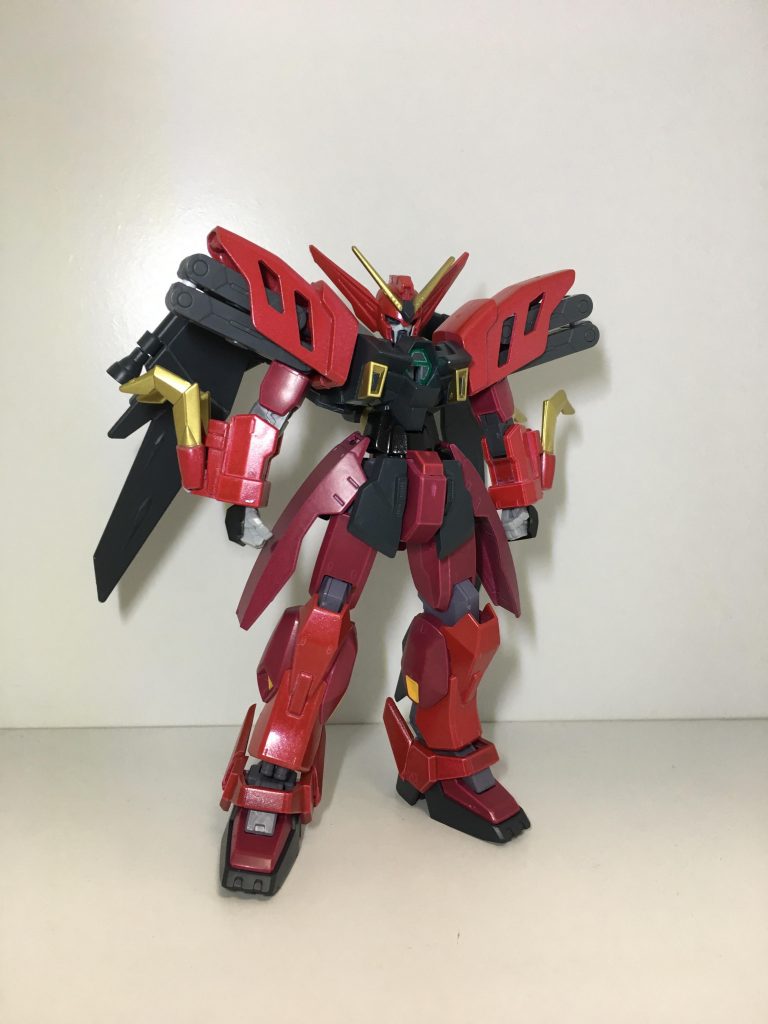 正面です。頭、肩、クロー、ウイング、足首部分は1/144ガンダムヴァサーゴのを使っています。