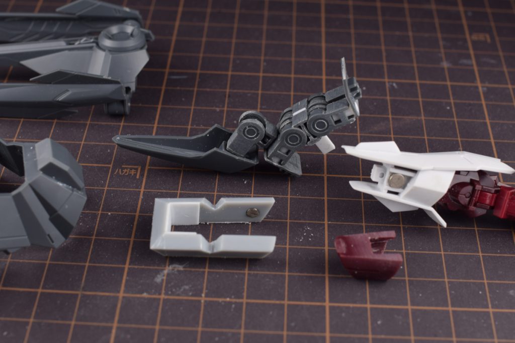 クローモードはボールデンの関節パーツを基部にして上下に開くようにしています
固定はビームサーベルの差し込み部分＋磁石