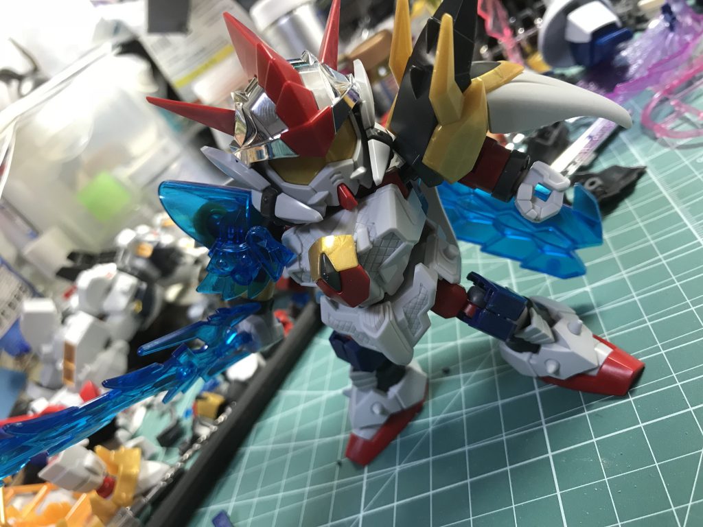 胸の装甲は中央部分のみ残してカット
その後パテで接着しました