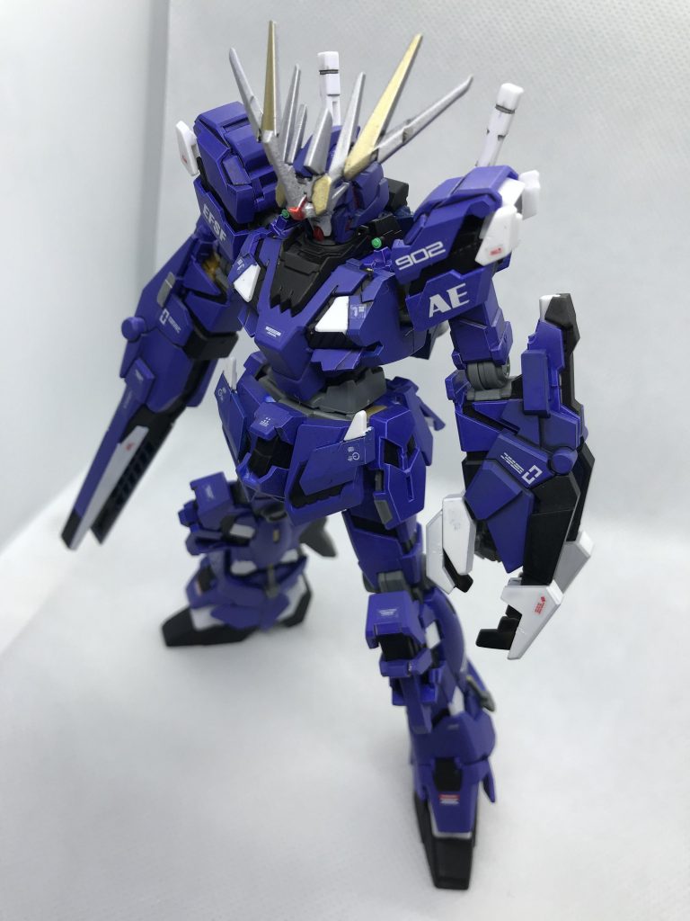 カラーはいつものブルーバイオレットで、サイコフレームをあえて黒で塗装しました。
サイコフレームを何色にするか悩んだ挙句黒にしました💦