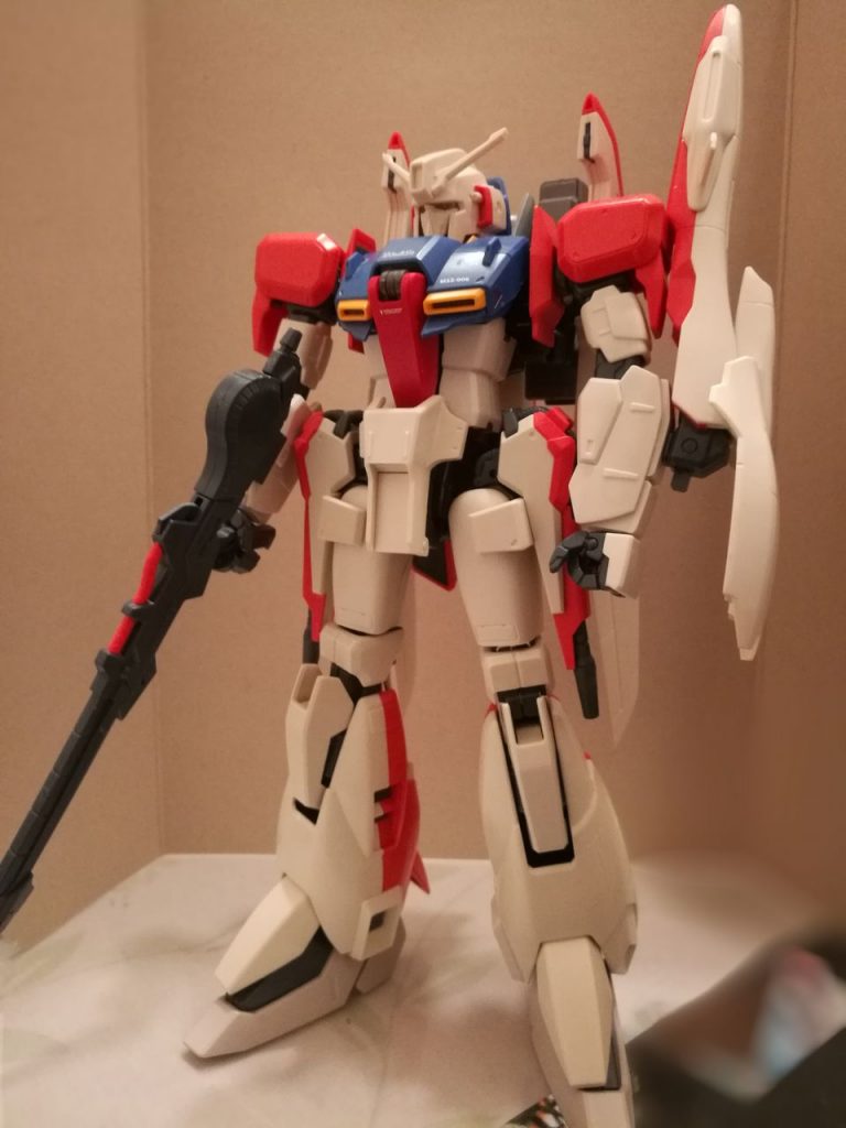 元のままだと肩幅が広すぎなのが気になったので、Zガンダムの胴体をミキシングしてスタイルを調整しています。後は腕の太さ調整したり、腿に回転軸を追加して可動域を広げて素立ちでも様になるようにしました。。