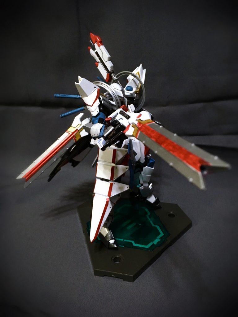 ロングバレルとなったことで、射程、威力、精度がアップする。また、「ジャッジメント」の最大の特徴は、ロングバレルに内蔵されたダインスレイヴ弾である。エクスカリバーの刀身に片方4本、計8本が内蔵されている。