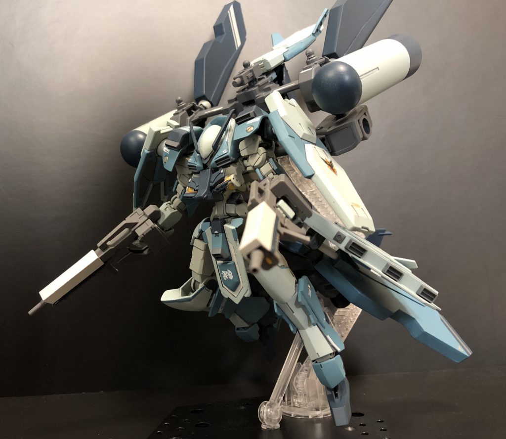 ［高機動形態］
腰部に複合スカート「トレーン」と、トレーンの物と同型のプロペラントブースターを更に二機装備した高機動形態。
シュバルベグレイズを凌駕する立体的な飛行、航行が可能となるが、積載重量のキャパシティがかなり余っており、運用はパイロットへの負荷が非常に高いため、この形態での出撃は一度に留まった。