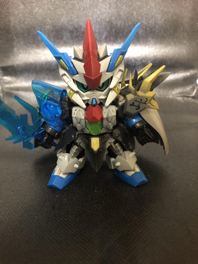 魔竜剣士形態
伏龍形態が覚醒した姿。
覚醒することによって一部装甲のパージと変異、クリスタル装甲の発露が行われる。