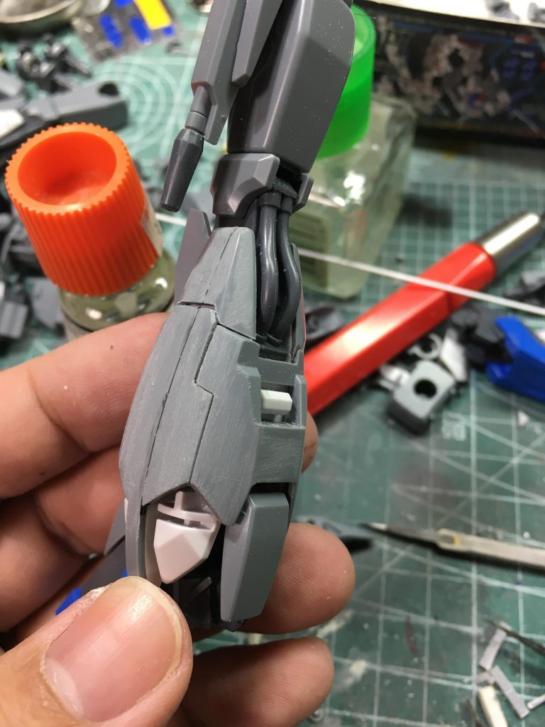 脚が大変でした、、、合わせ目消して別の場所を切断して後ハメできるように加工しました。