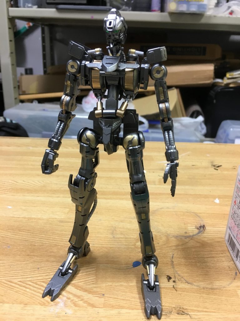 制作工程と言えるのかはわかりませんが、フレームだけ組んだ時の画像です。超合金トイっぽさを出したかったので全身をガンメタルで塗装しました。