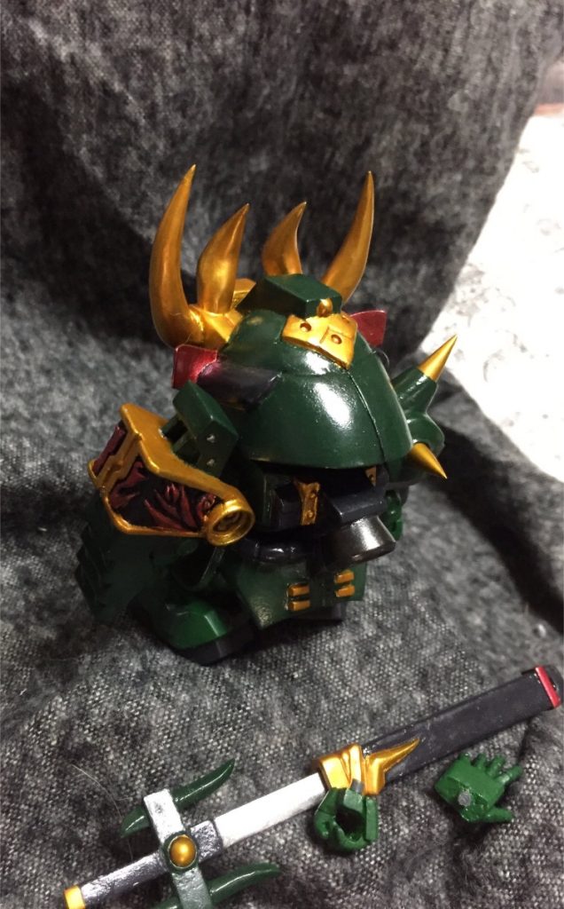 後ろ姿です。漣飛威や他烈伝武者と並べる事を考慮し、プロポーションの変更等行いました。