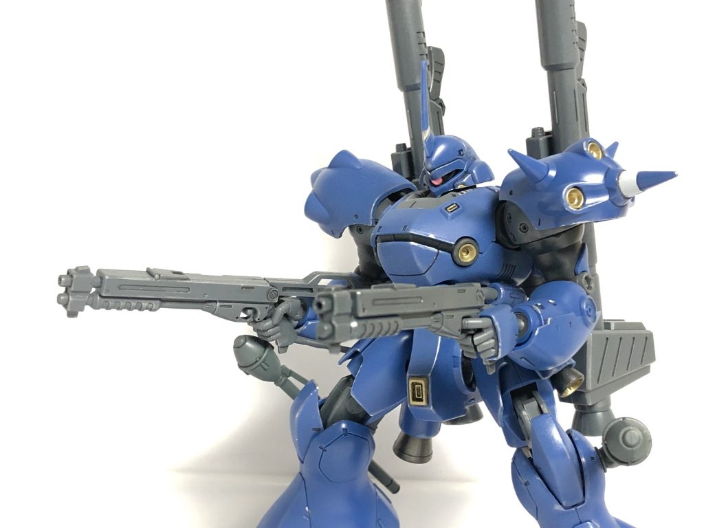 ショットガン。
シュワちゃんを想起させるストックのないショットガンもいいですね。