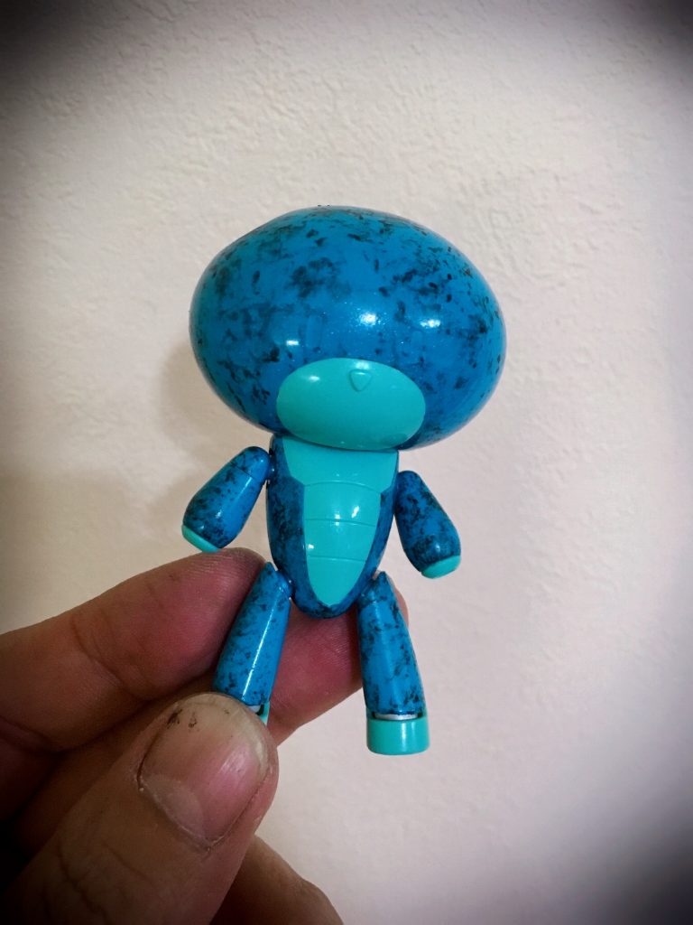 本体のターコイズは素体のプチッガイ・ダイバーズブルーにブラックでラップ塗装。その上からパールクリアでコーティングして、ちょっも磨きました。