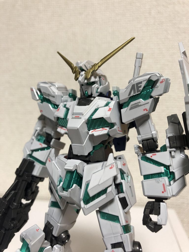 仕上げにプレミアムトップコート光沢を使用。