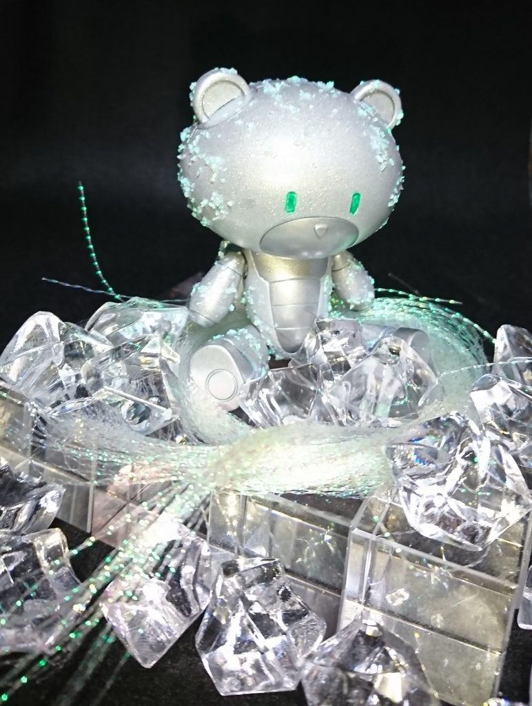 下処理
400、600、1000、メラミンスポンジ後に缶サフ(ライトグレー)
色
全身1:シルバー+パールホワイト+ラメフレーク+光沢クリア
    オパールフレーク(胡粉青)と模型用セメダイン混ぜて綿棒に付けて塗り込みしてから光沢クリア
全身2:シルバー+シャインシルバー+光沢コート
眼:エヴァネオングリーン(筆塗り)してと模型用セメダインを混ぜて塗りつけてコート
ラメフレークがポリカーボネート用だったので不安でしたがコートしてしまえば大丈夫でした。