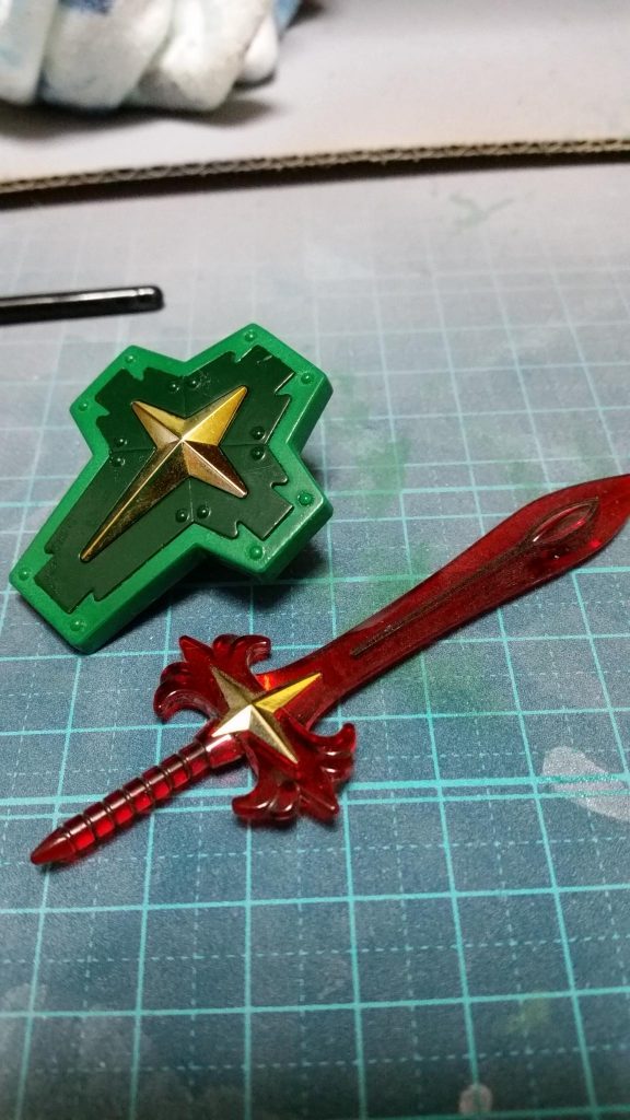 改修箇所。頬や装飾のエッジを鋭くしています。
また、力の盾はカードダスカラーに変更しています。