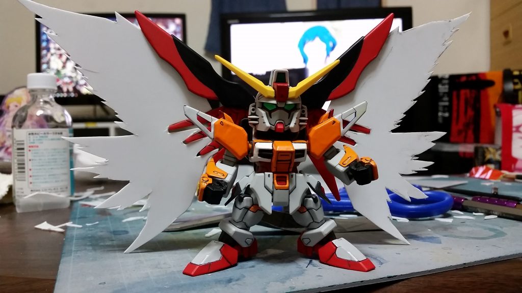 光の翼作成風景。
プラ板から切り出し、羽の隙間に挟み込みます。