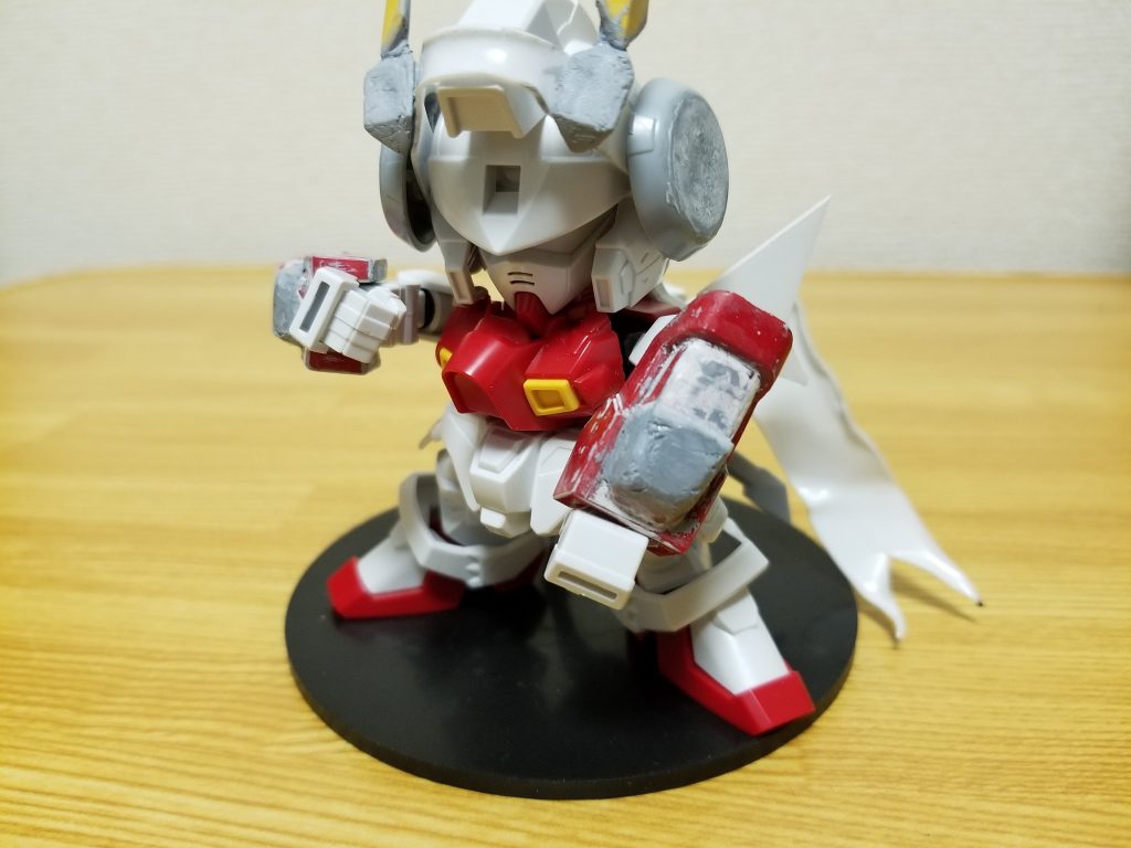 制作工程1で済ませます!
ビルドバーニングの肩部を腕のギア部に
パテを持って造形。頭のヘッドフォンはジャンクパーツ、ビルドバーニングの角、プラ板を使い造形。