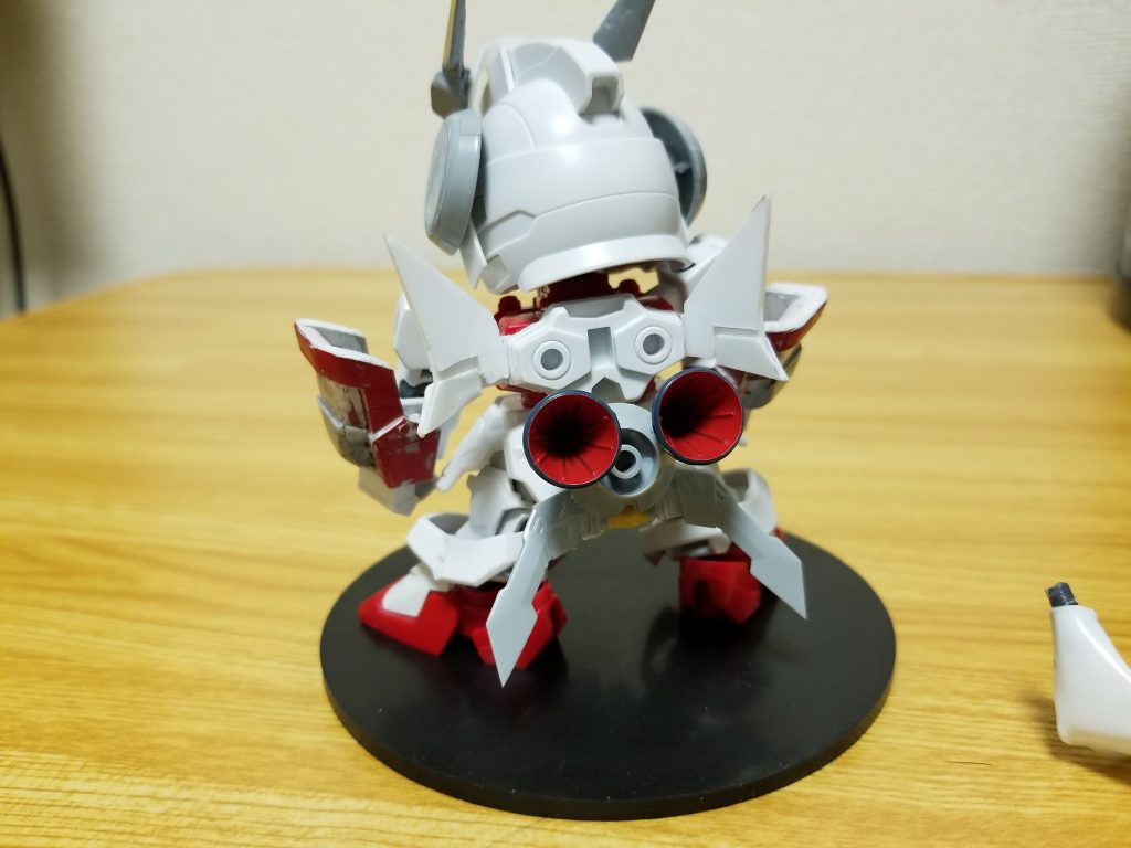 後ろのギアはプラ板で造形しビルドバーニングのバーニア?と本体の間に挟み込んで固定してあります。腰部のギアはジャンクパーツを流用し取り付け