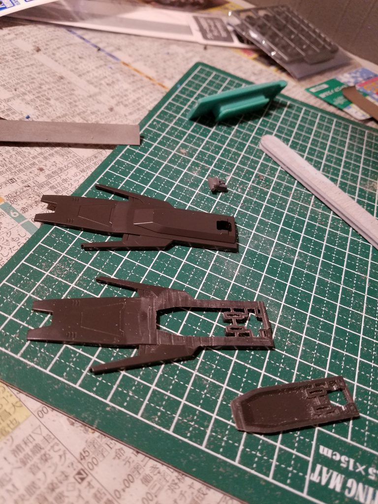 手始めに腰のスライド部分をぶった切るところから始めましたｗ