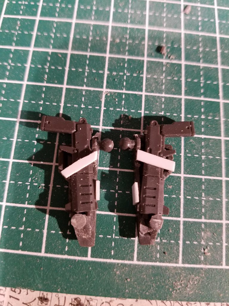 拳銃はスカートの最初から付いているのを切り取り出し入れが出来るように加工