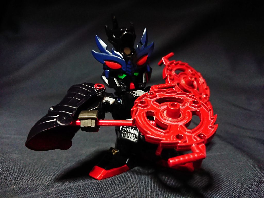 ちなみに車旋戟は演者が違いますが三國無双7で李典が使用した武器となり、ビームリングに合わせてモチーフに取り入れています。
未使用時は背部に背負い柄の部分は棍として装備します。