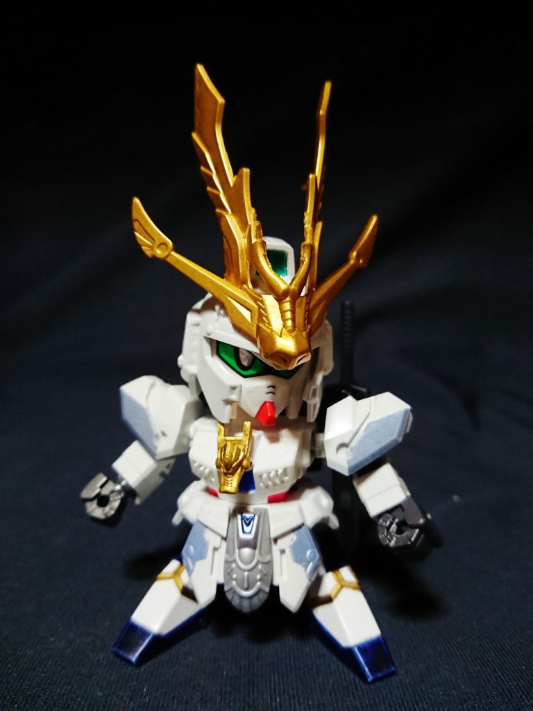 孔明νをベースに塗装等で差別化しています。ナラティブ自体がνガンダムの試験機なので、色以外は似通った部分が多く、特徴のある胸部のみプラ板で再現しました。