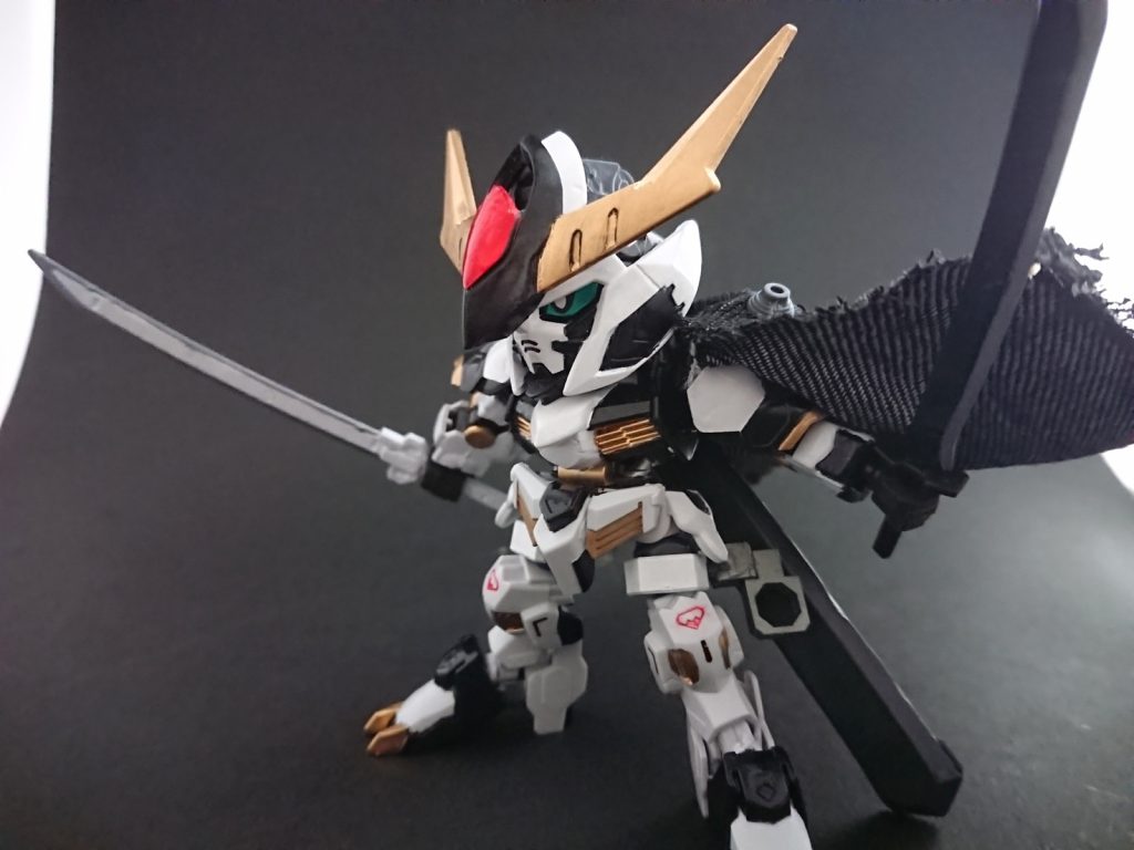 所々固めてはいますがマントは動かして遊べます