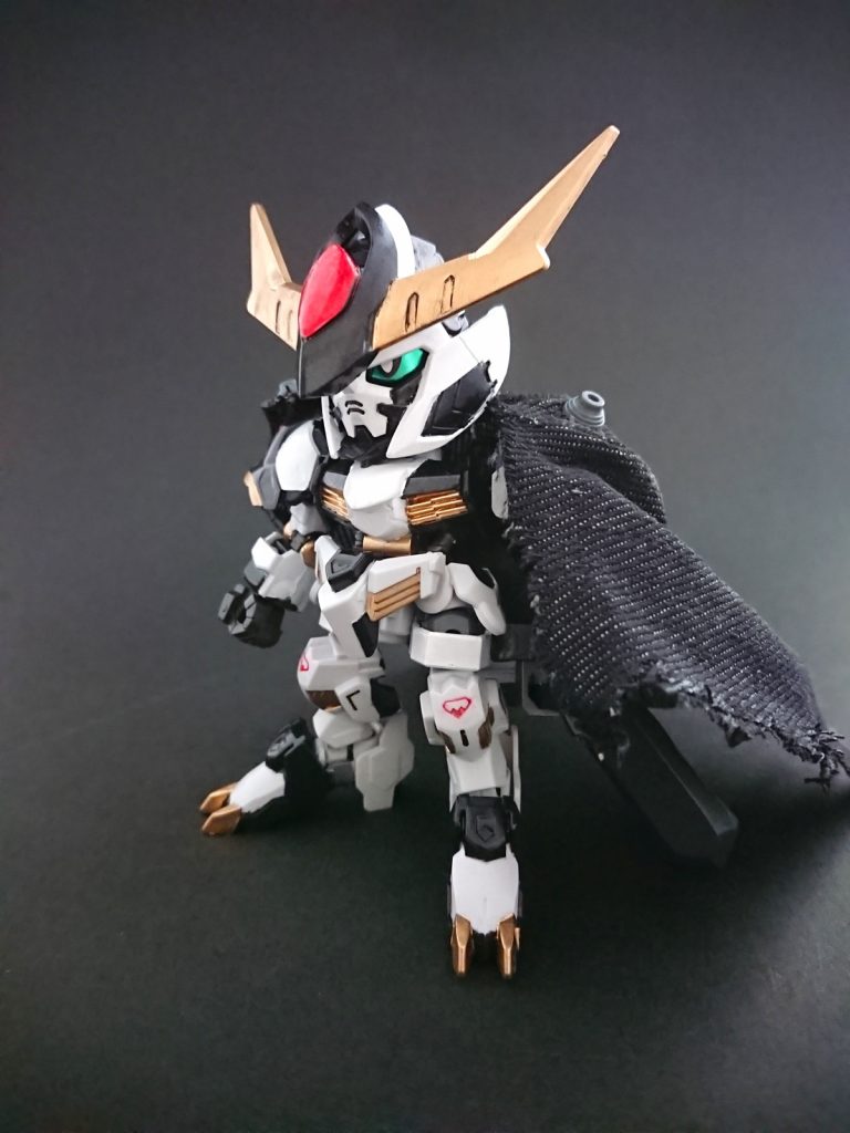 まずは剣士バルバトス
バルバトスとルプスの簡易ミキシング
自分の中でSDと言えば騎士ガンダムだったので鎧とかも考えたんですが身軽な剣士にしたかったのでマントのみで