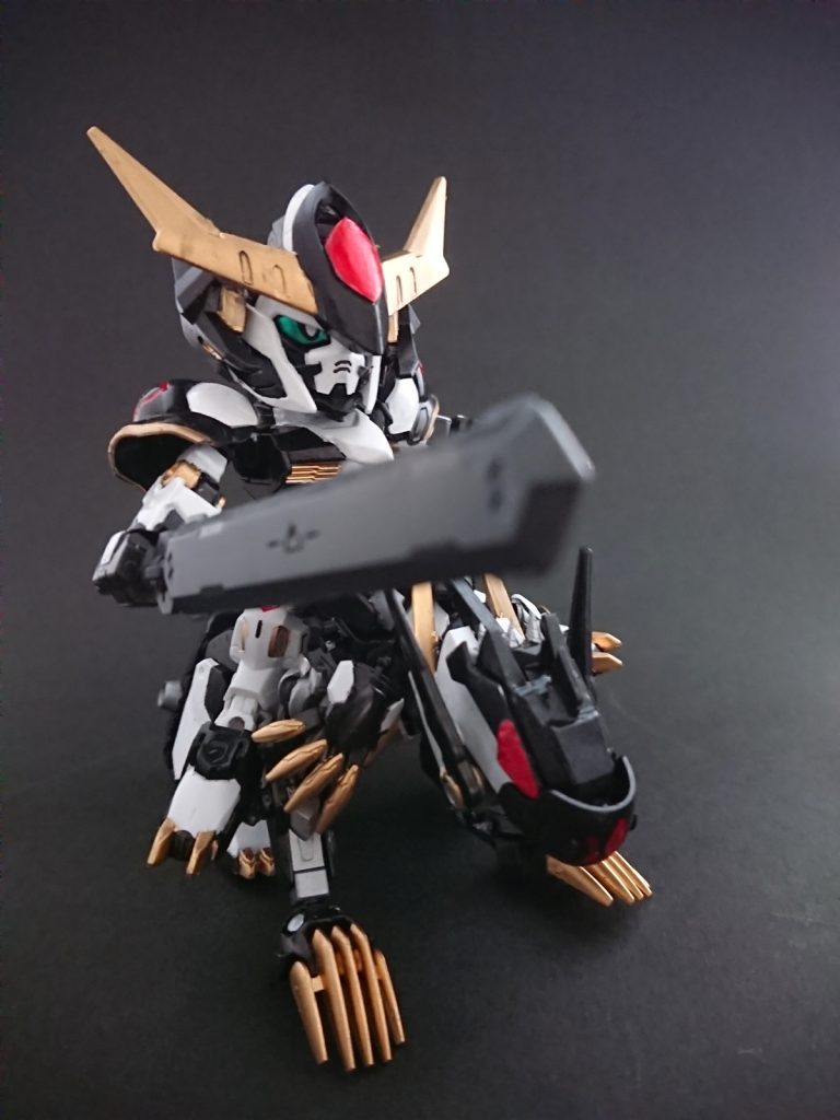 騎乗形態
乗る際邪魔になる狼電の腰パーツがバルバトスの頬装甲になります