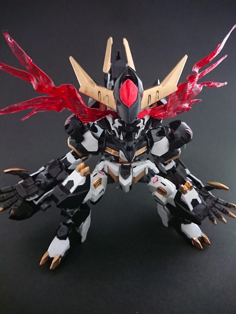 正面
合体前と後で白黒の面積が変わるよう意識してみたつもりです
白が理性、黒が獣性、みたいな