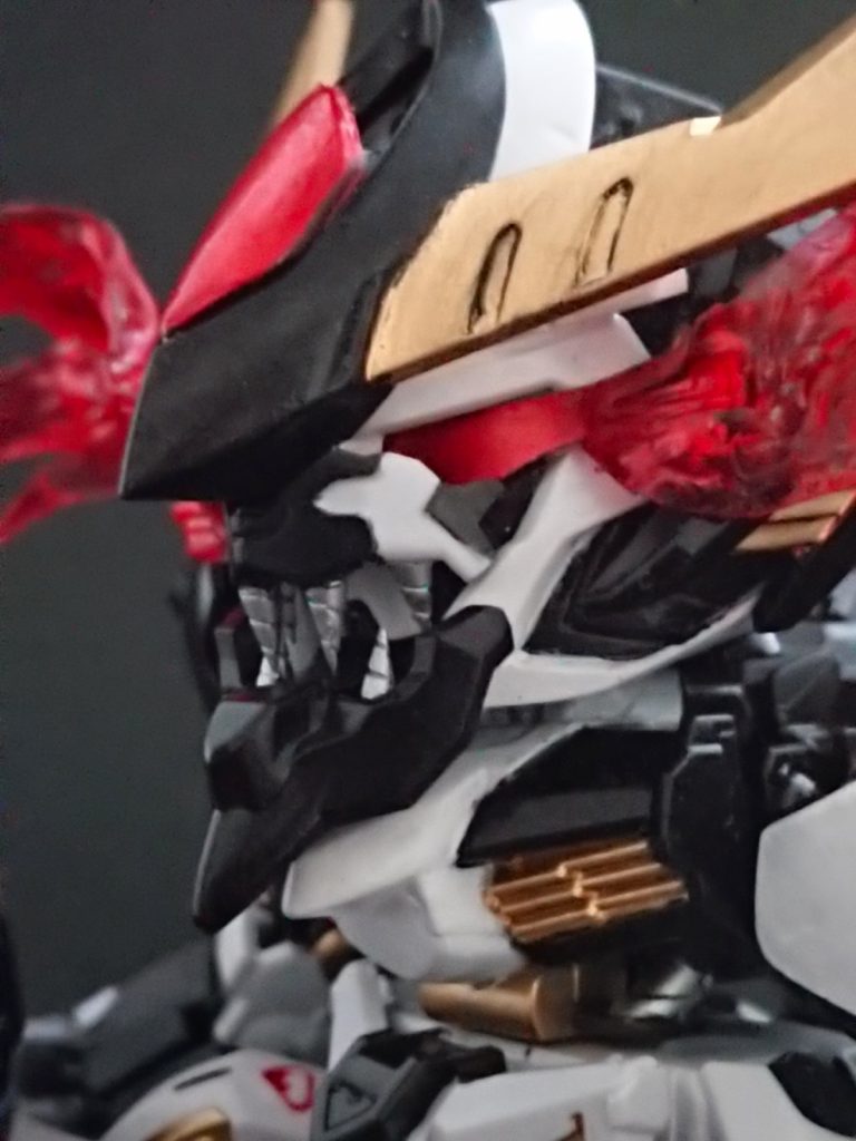 顔に装甲が追加され獣顔に
剣士時には緑で瞳入りの目、狂戦士時には赤で瞳なしの目(プラ板製エフェクト)に切り替わる
理性を無くしてるようなイメージです