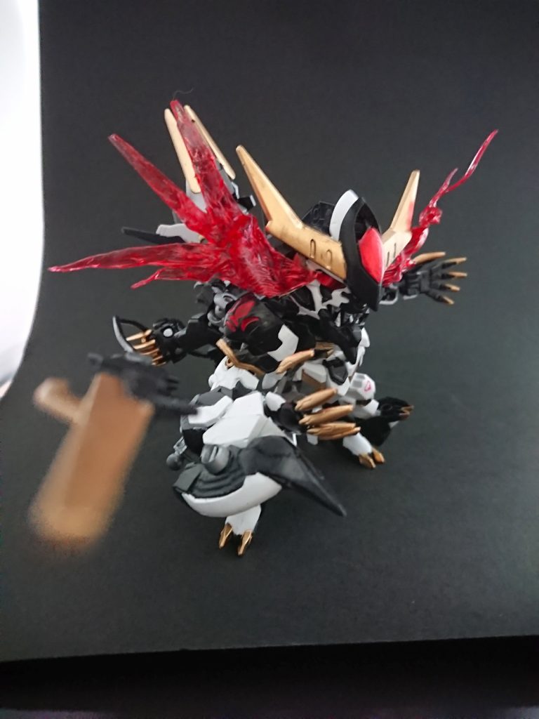 肘のパーツはグリグリ動かせるので回転させて突き出せば武器にも使える感じにしてみました