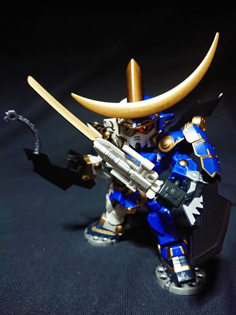 全武装モードは一部接続箇所を変更しています。
右手の仕込み分銅は拳接続からピン接続にしました。
色と角の違いだけで、元キットから一気に印象が変わるのが武神降臨編の良い所。