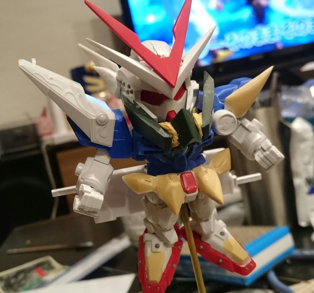 リア部分、肩の苦無、足の甲などをパテで製作。