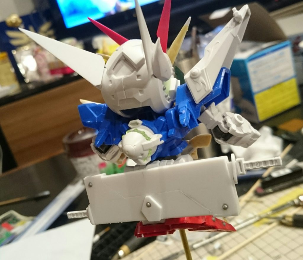 アンテナなどはプラ板で延長。大きな刀の鞘をプラ板で製作。