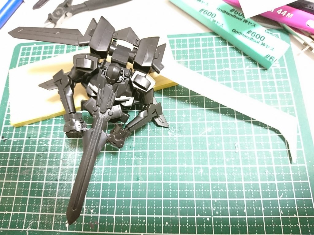 翼のスクラッチ。
3枚のプラ板を貼り合わせ、神ヤスでやすってやすって曲線を出しています。