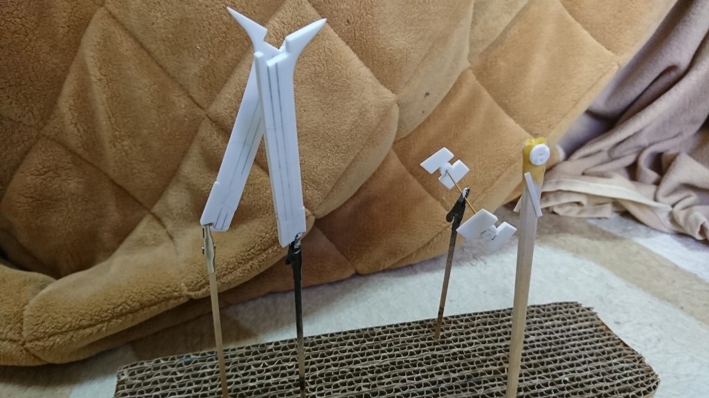 翼の形が出来た段階。
スクラッチ部分は黒サフを吹いて元キットと色味を合わせました。
キット全体は銀スプレーを吹いた後、モンザレッドor黒鉄色の筆塗りで仕上げました。