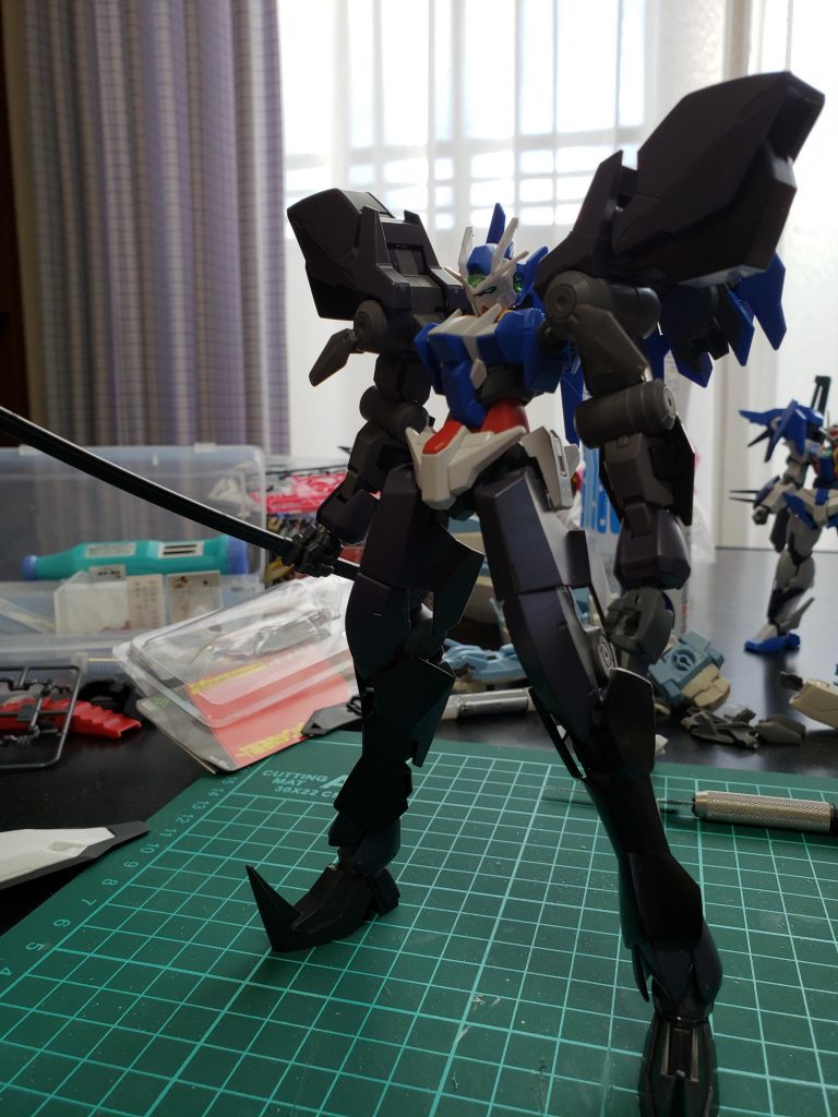 ダブルオーダイバーにグレイズアインの四肢を取り付けてみたところ、無改造でマッチングしてくれたのでこのマッシブさでミキシングを進めていきました。ちなみに足先はHGデスサイズヘルカスタムのものを使ってます。