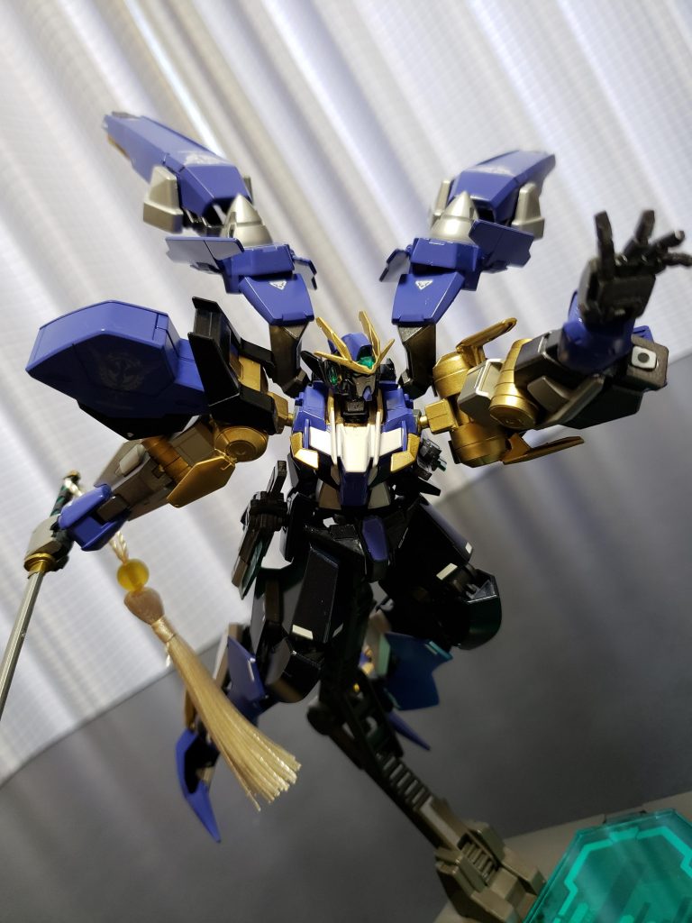 背部のスラスターはツインドライブ仕様。ちなみにパーツはアヴァランチエクシアのダッシュパーツ使ってます。
GNブレードは100均で買ってきた髪飾りの一部を柄の部分に付けて強者感が出るようにしました。
機体の各所の金色のアンテナはGNフィールド発生装置で、グレイズアインの足を使ってます。