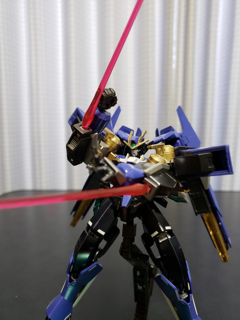 ビームサーベルは前腕の裏側に仕込んであり、近接格闘の際に奇襲としても使えます。
グレイズアインのパイルバンカー用のスペースにビームサーベルの柄を仕込みました。