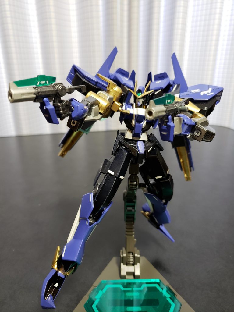 GNショートガン。普段は腰にマウントさせていて取り回しがしやすい武器です。これは単純にダブルオーダイバーのGNソードⅡをぶったぎって作ったものです。次に挙げる武器のために中身をパテで加工してます。