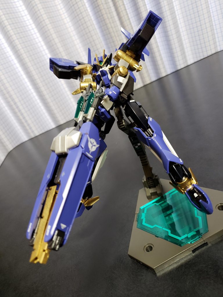 GNバスターライフル。背部スラスターとして使っている時にツインドライブのGN粒子を貯蔵しておき、戦場に壊滅的なダメージを与える際にGNショートガンと接続して圧縮解放します。
スラスターの中にネオジウム磁石を仕込んであり、左右しっかりと接合してくれます。