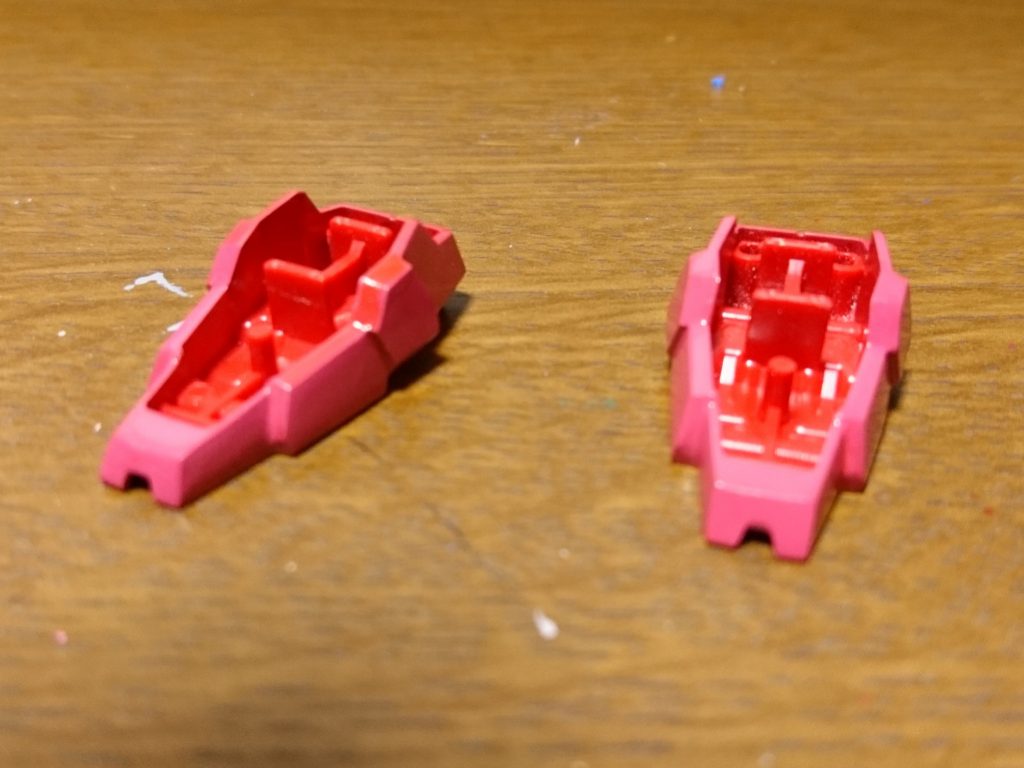 [足先]
サイド一部をプラ板で盛ってます。また、先端は若干短くし、ヤスリで凹ましてみました。