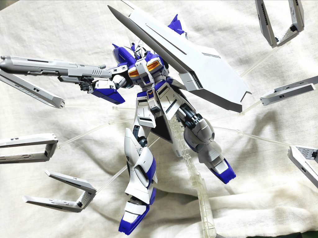 デカール貼る前のHi-νガンダム！
途中で飾ったらどうなるのかと思い飾ってみた写真です！