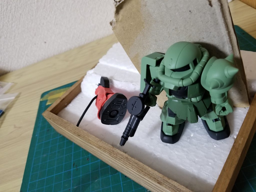 位置決め。敵の砲撃から逃れる為に身を隠すも、直ぐそばに味方機の残骸が飛んできた感じ。