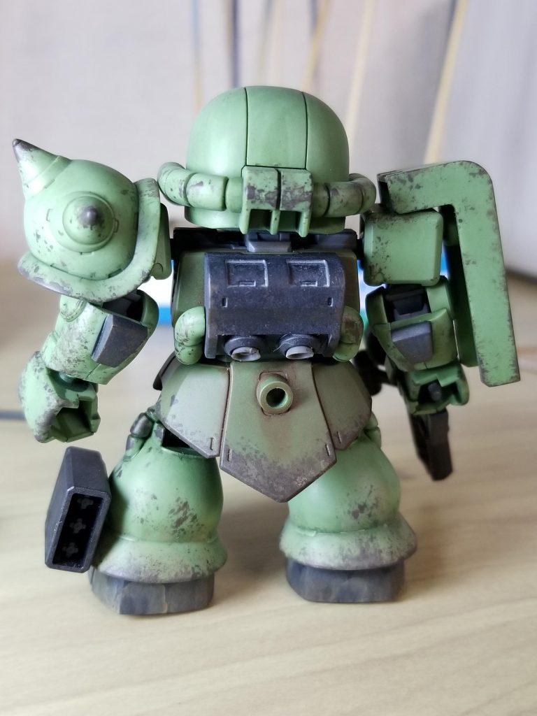 後ろ姿。足周りもエナメル塗料で汚しています。バックパックはディテールがざっくりしていたので市販パーツを貼ってノズルを追加。