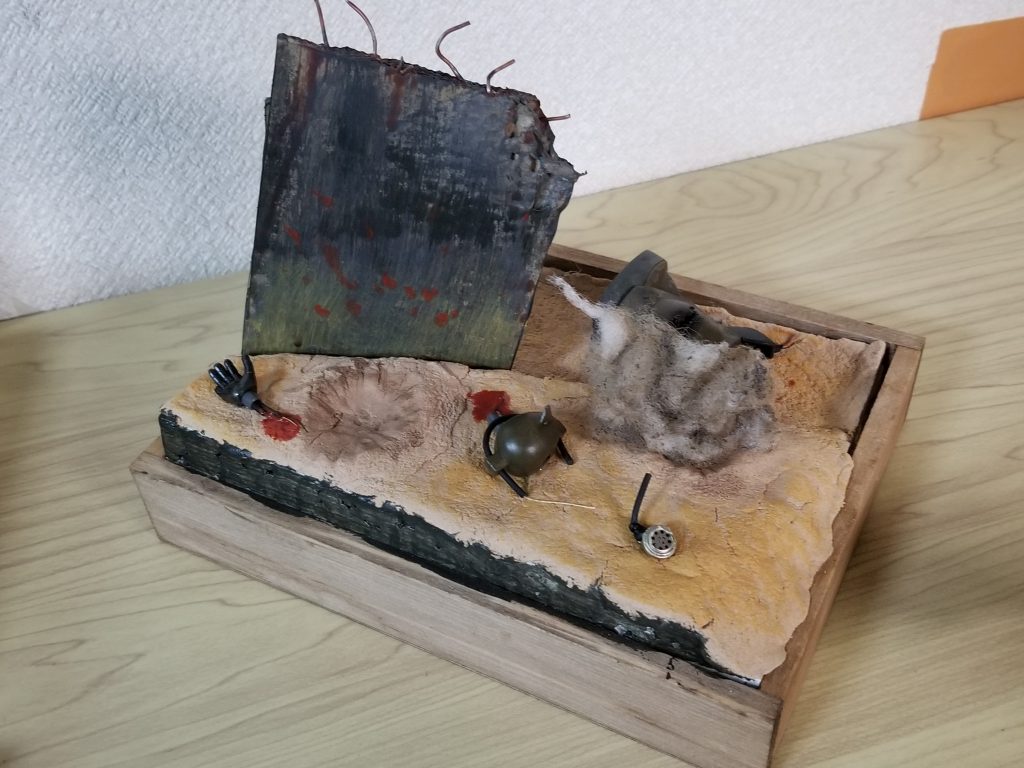 動力パイプ類は壊れたイヤホンのコードを利用。漏れでた電導液は木工ボンドに水彩絵の具を混ぜて再現しています。