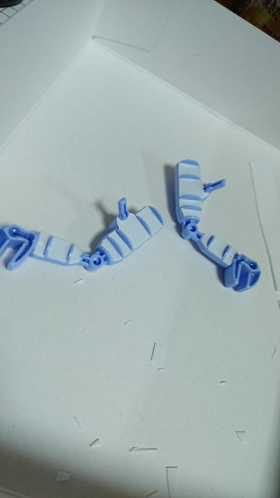 腕の肉抜き穴はプラバンで埋めてます。埋めにくい部位分はレジンとパテで埋めました。
サフ吹いて整えてから塗装です。
(箱あけてからサフまでの放置期間が長過ぎて他の工程は写真を忘れました)