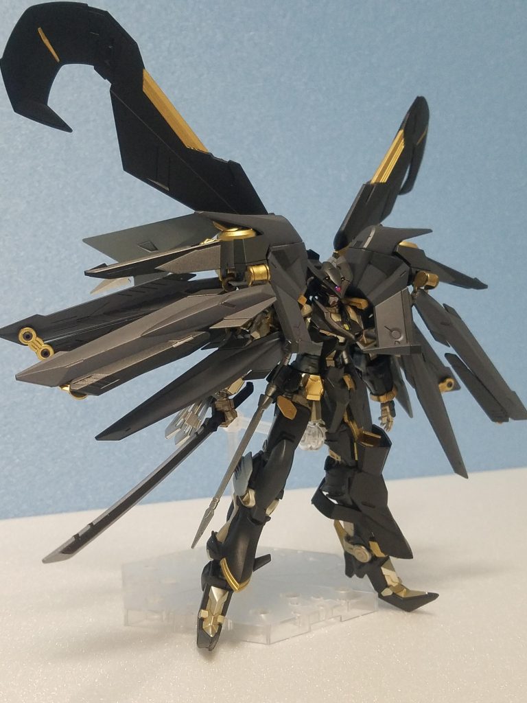 ノーネイムユニットを2個使ってフルマントに。背中のマガノイクタチと合うかどうか不安でしたが可動を増やしてあまり重ならないようにしてバランスをとりました。
主な武器はカタナ バルバトスから拝借して黒刀にしました。